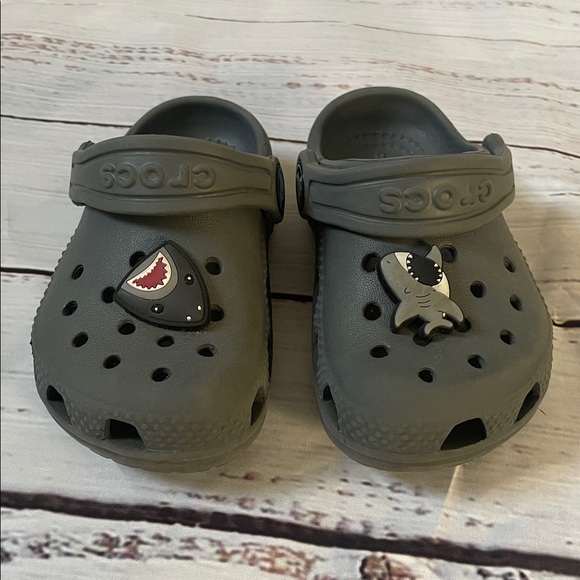 CROCS Kids Gray Shark Slippers - Picture 3 of 7